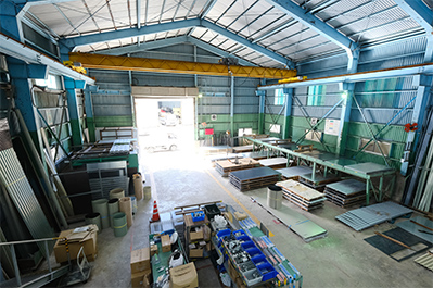 大きな鉄鋼材や一般建築資材類は、店舗のある倉庫の中で販売されています