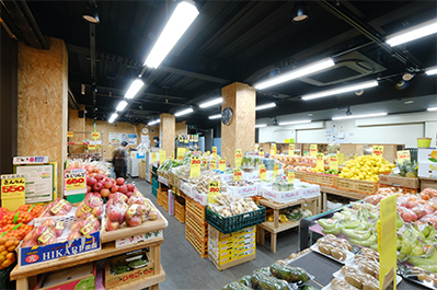 店内や軒先にところ狭しと並べられた商品は、毎朝市場で仕入れる沖縄県産が中心です