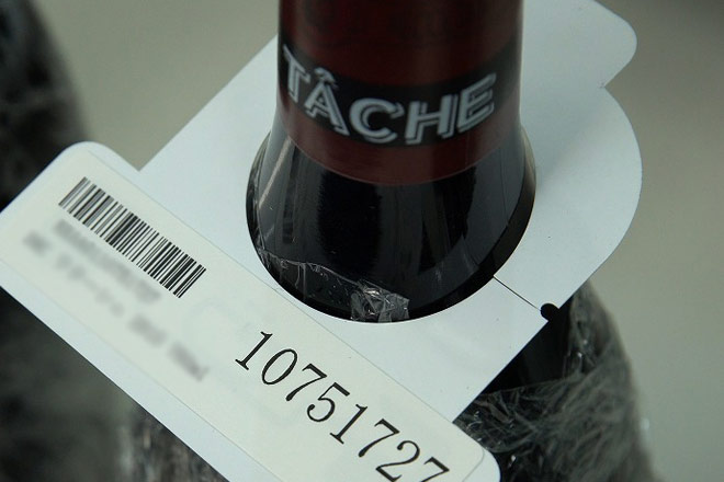 RFID付きバーコードラベルが添付された専用のプレートを掛けたボトル