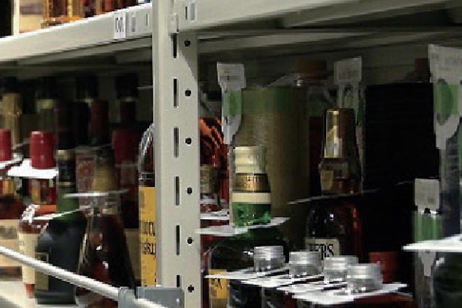 倉庫に並ぶお酒の写真