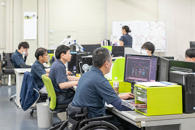 男性がパソコンを操作しているイメージ