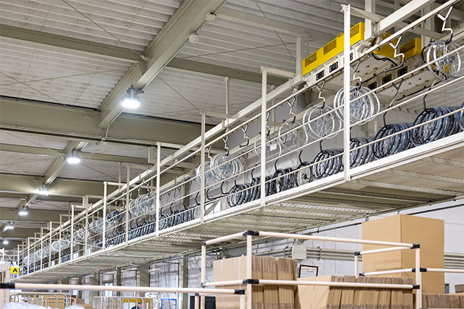 車いすのホイールが棚に並んでいるイメージ