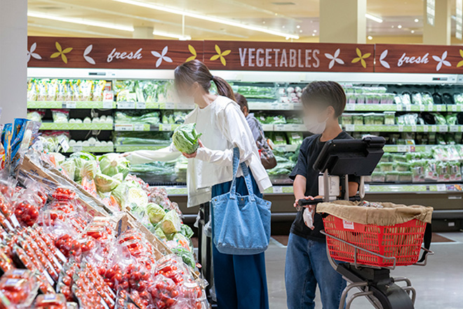 親子で楽しくお買い物している写真