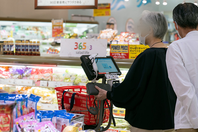 ピピットセルフを使って買い物しているお客様の写真