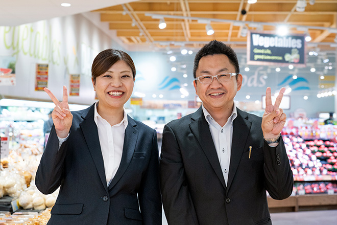 韮澤光司様と風間千晶様が原信ナルスの決めポーズをしている写真