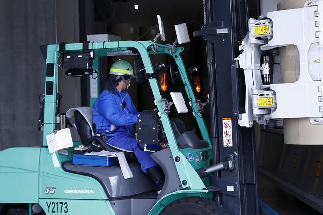 トラックに積み込む原紙ロール