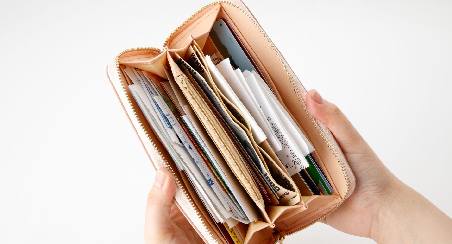 レシートやお札が乱雑に入った財布