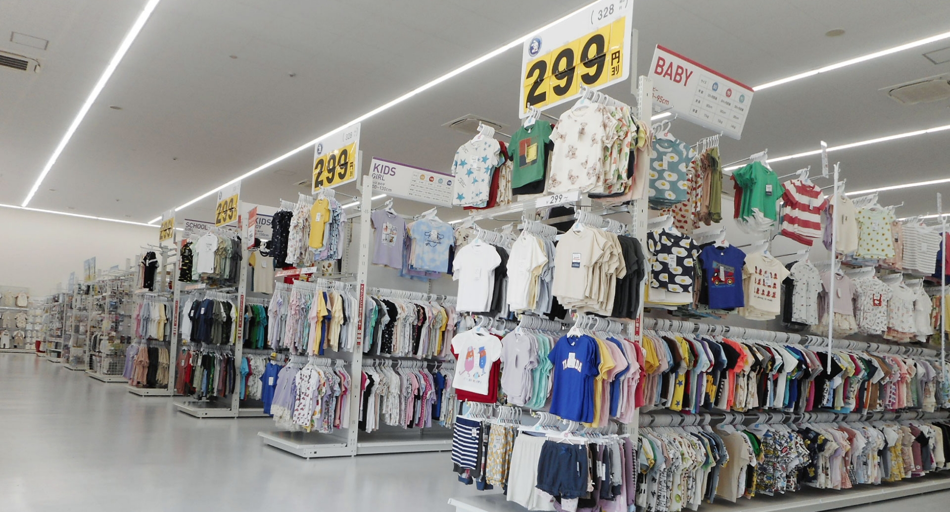 子ども服が陳列される店内の様子