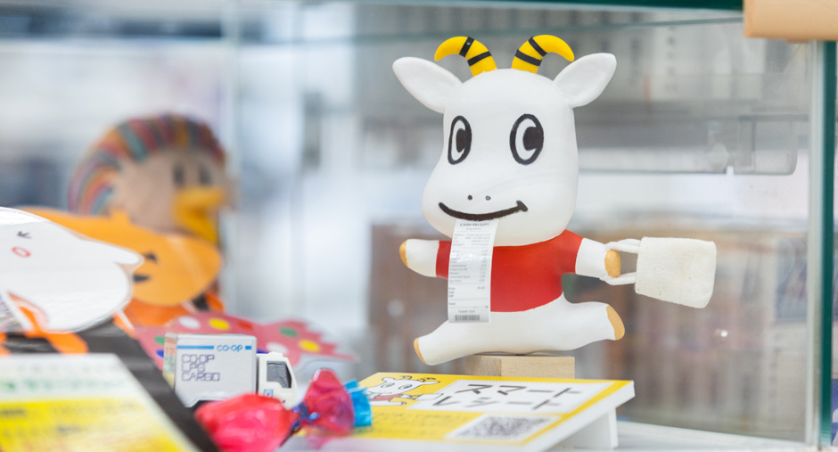 店内ショーケースに飾られている職員が自作したスマートレシートキャラクター「レシオ」