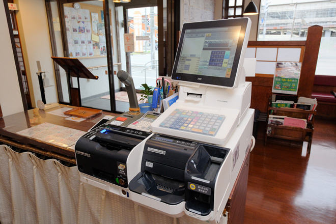 レジまわり（POSシステムと自動釣銭機）のイメージ画像