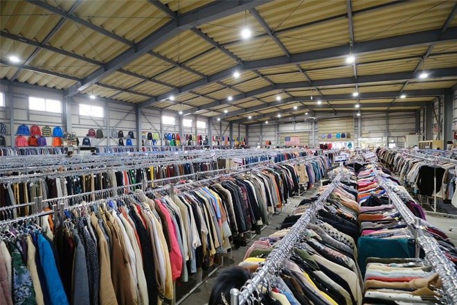 広い店内に所せましと並ぶ大量の古着のイメージ