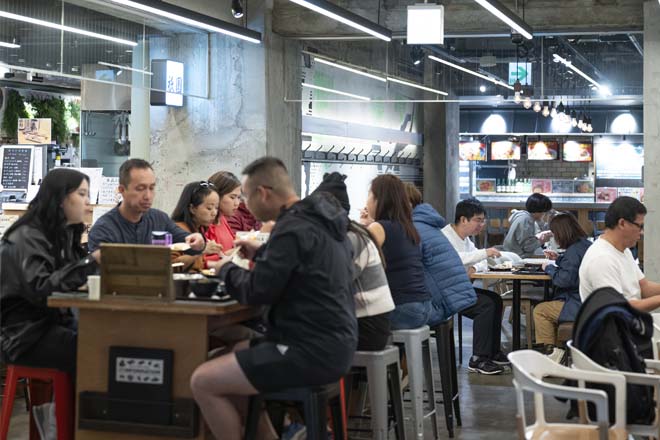 フードホールの様子のイメージ