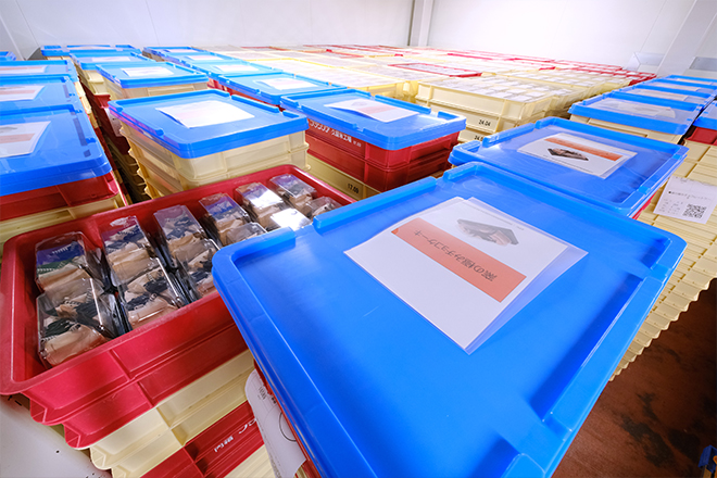 コンテナの山は種類別に並べられていない場合もあり、目視ではミスが生じやすいイメージ