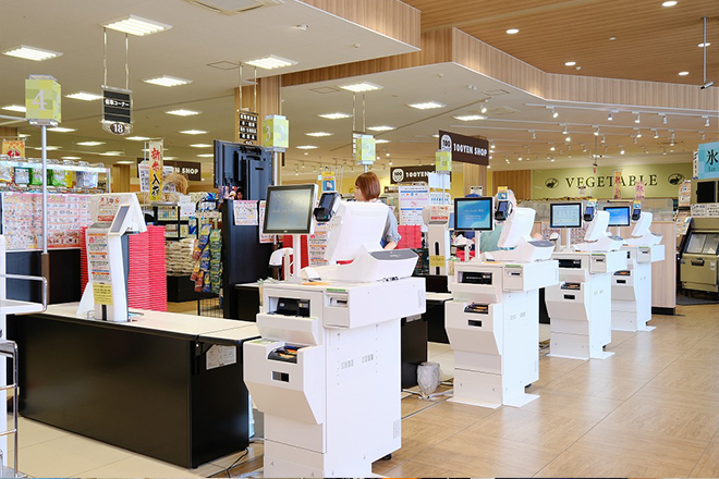 通常レジから入れ替えた、レーン型セルフ4台イメージ