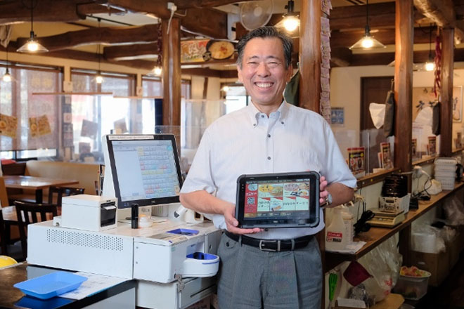 RelaxOrderNSを持っている新井氏のイメージ