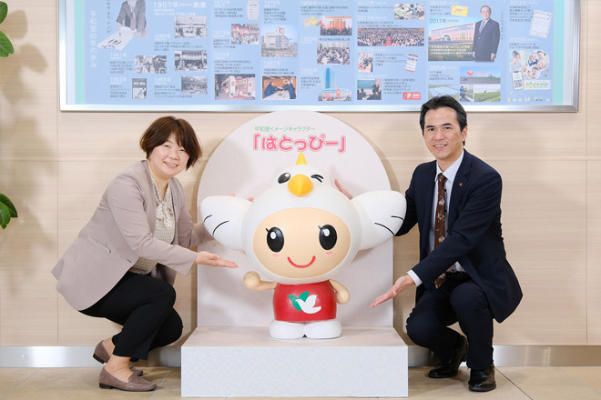 深田氏と平和堂イメージキャラクター「はとっぴー」 と林氏の画像