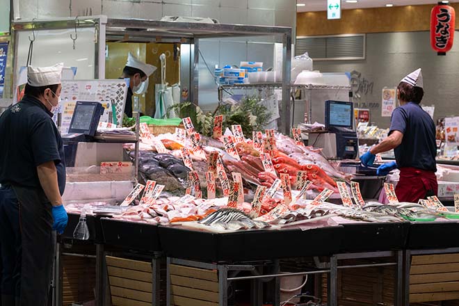 鮮魚が所狭しと並べられているイメージ画像