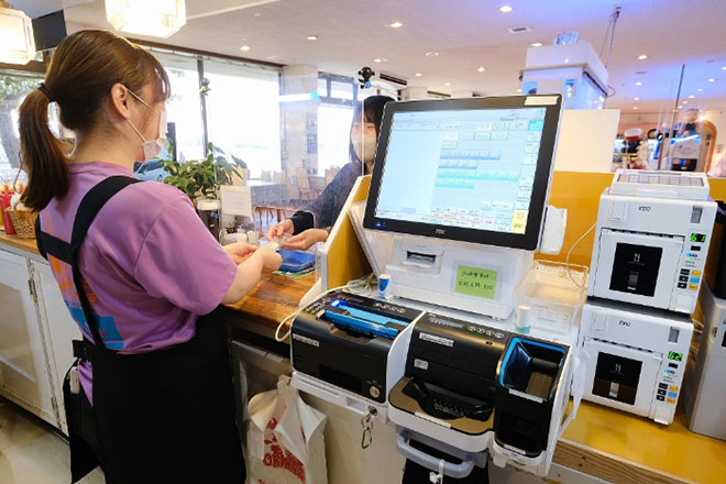 POSシステムが置いてあるレジのイメージ画像