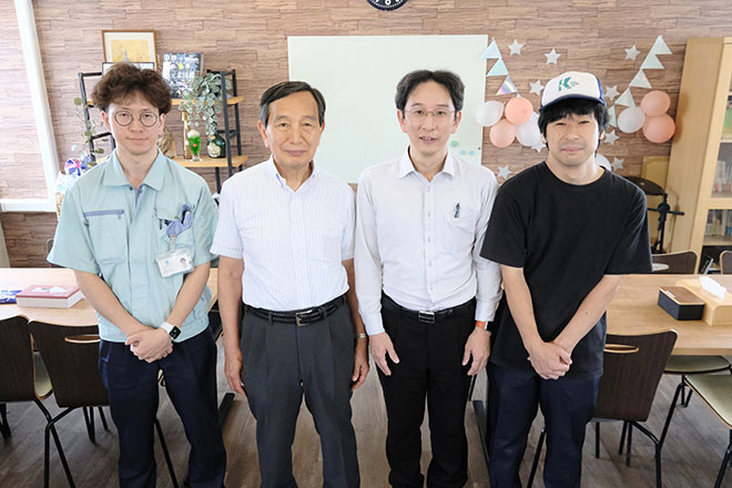 男性が4名並んでいるイメージ