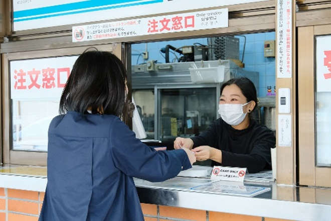 テイクアウトを注文しているお客様のイメージ画像