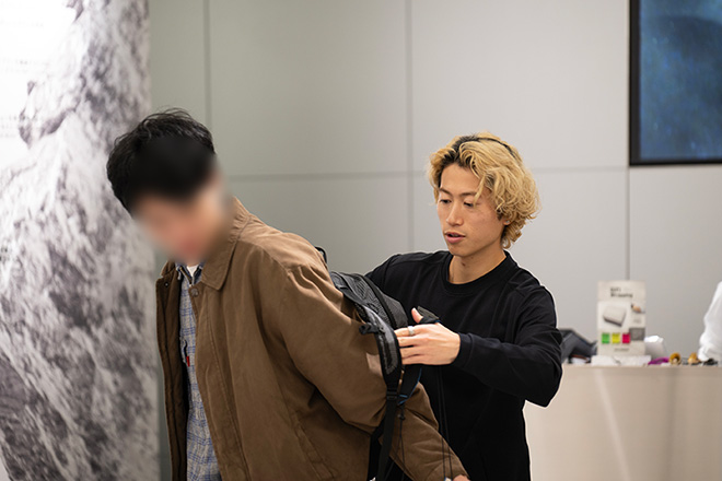 接客中のスタッフのイメージ画像