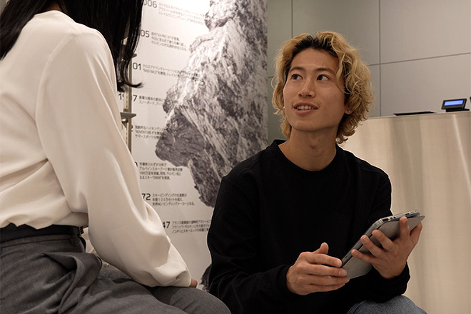 お客様と会話をしながらタブレットを操作するイメージ画像