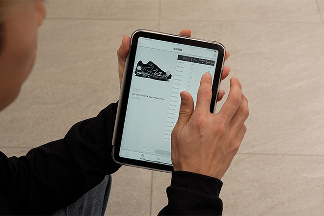 タブレットで在庫確認しているイメージ画像