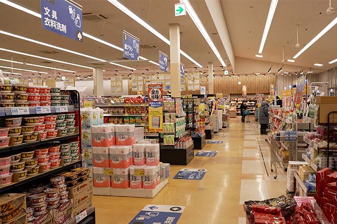 吊り下げPOPと床面案内のイメージ画像