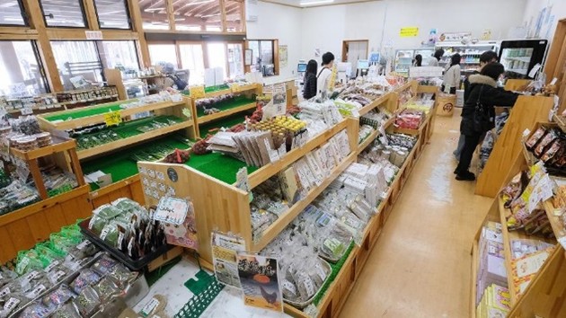 秩父の名産をはじめ、産直野菜や果物が並ぶ店内画像
