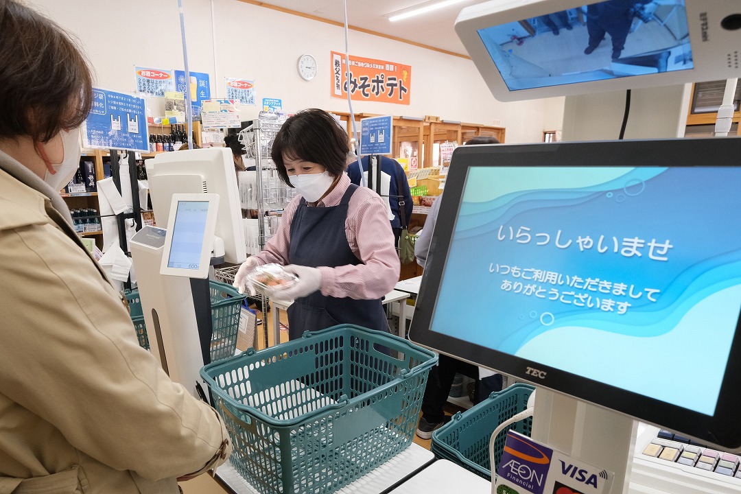 商品のバーコードスキャンをスタッフが行っている画像