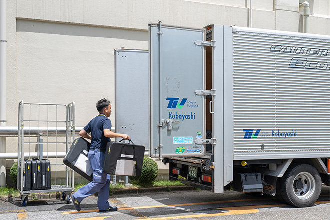 輸送する医療機器をトラックに積み込むイメージ画像