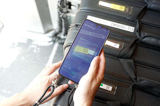 器材に貼付された二次元コードをスマホで読み取るイメージ画像