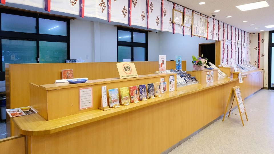 参拝者からはデジタル機器が見えないよう配慮