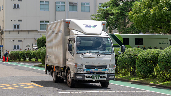 東京ロジスティック小林徳市運送のトラックが走っているイメージ画像