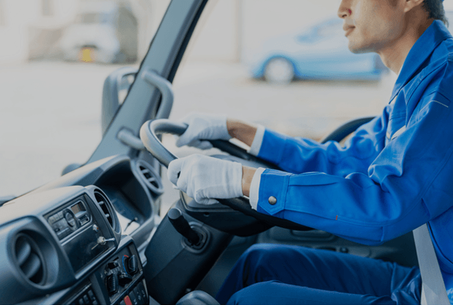 トラックを運転するドライバーの画像