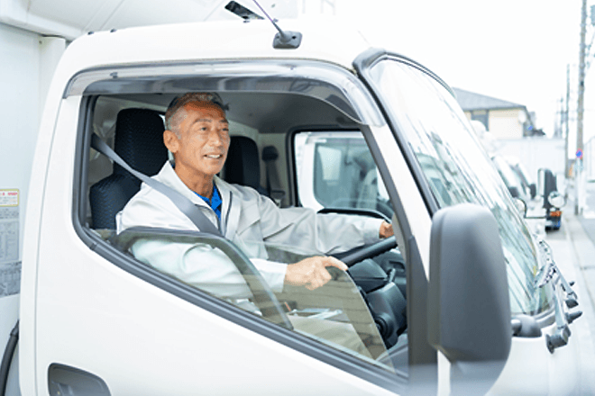 トラックを運転する男性の画像