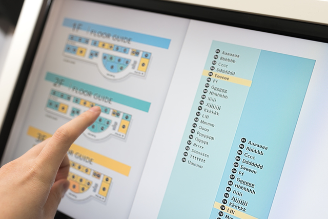 タッチパネルで店舗内の行先を確認している画像