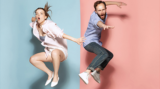 スーパー店内でカートを押す女性の画像