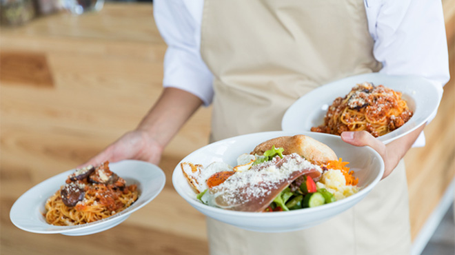 テーブルへの配膳をスタッフの手でおこなうイメージ画像