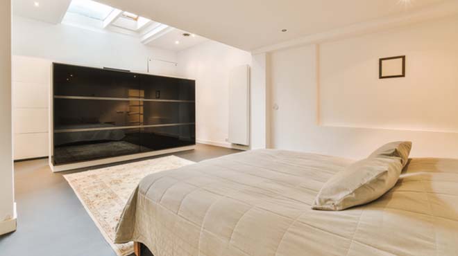 ベッドルームに大型テレビがあるイメージ画像