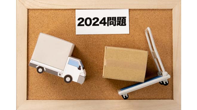 女性店員がタブレット端末を見ているイメージ画像