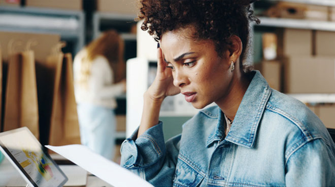 女性が悩んでいるイメージ画像