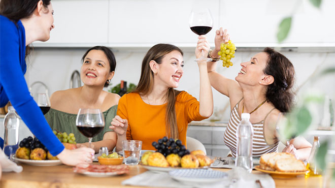 パーティを楽しむ人々のイメージ画像