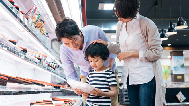 家族がスーパーで買い物をしているイメージ画像