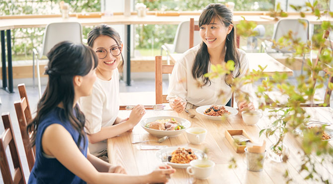 食事を楽しむ人々のイメージ画像