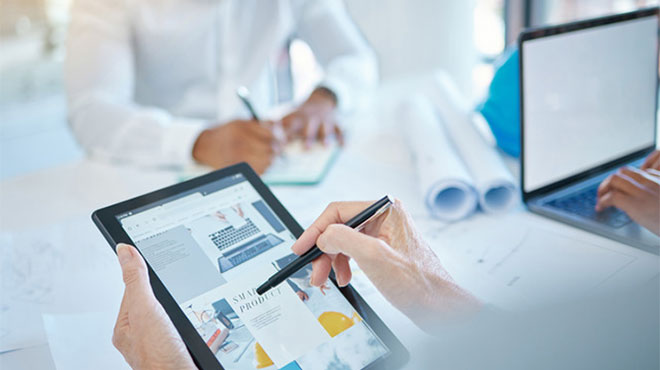 ファストフードをネット注文する人のイメージ画像