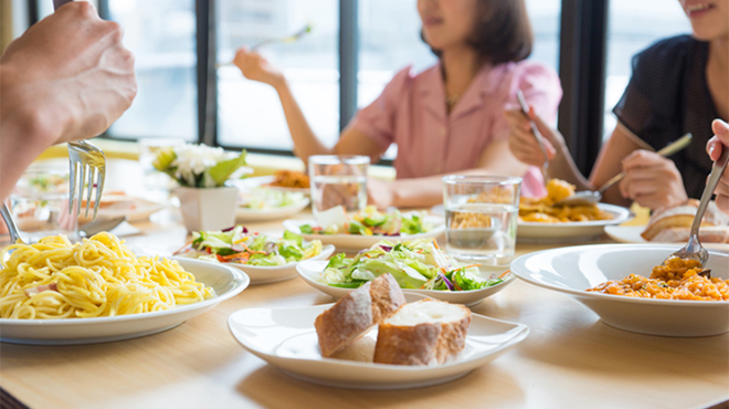 食事風景の画像
