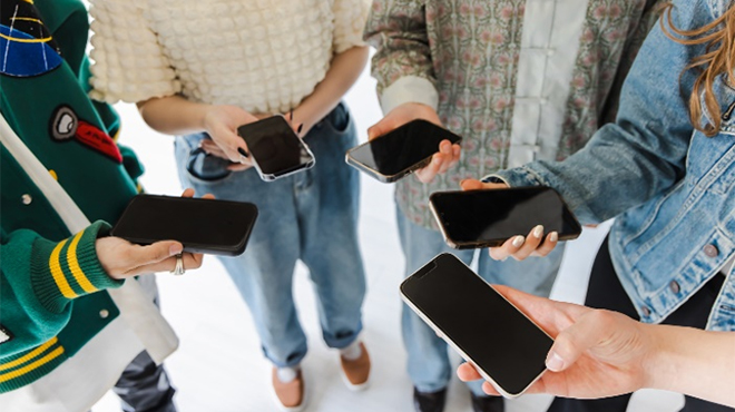 スマートフォンを持つ子どもたちのイメージ画像