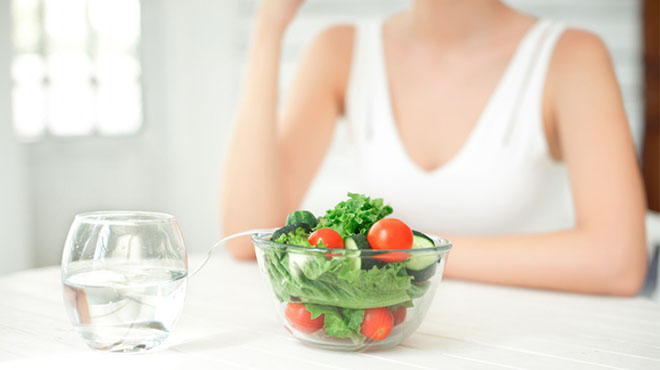女性とサラダのイメージ画像