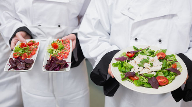 サラダの盛り合わせと料理人のイメージ画像